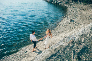 對年輕的夫婦走在沙灘上