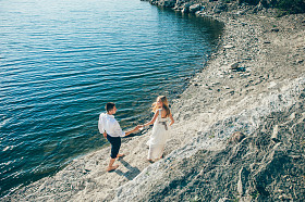 对年轻的夫妇走在沙滩上