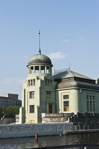 y 在建筑物的建筑物中