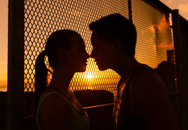 年轻情侣接吻图片