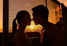 年轻情侣接吻图片