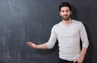 英俊的男人，留著胡子上黑板，顯示一些 sp 復(fù)制