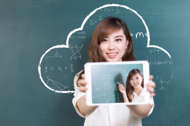 亞洲女孩老師與平板電腦和黑板