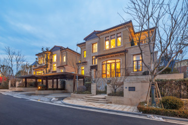 在晚上的現(xiàn)代別墅的房子