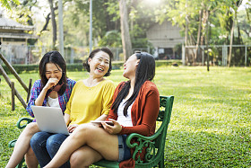  母亲和可爱的女儿