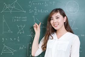 美丽的女孩老师与绿色黑板图片
