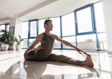 在健身房训练的瑜伽男人图片