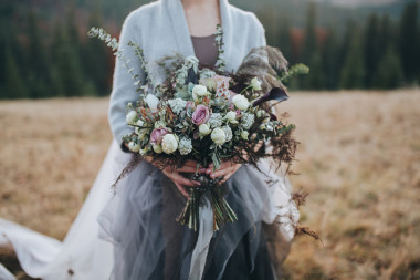 抱著花束的穿裙子的女孩圖片