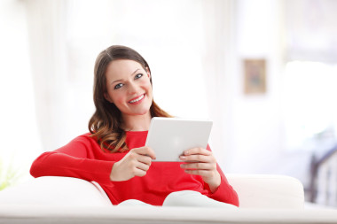 使用数字平板电脑的女人图片