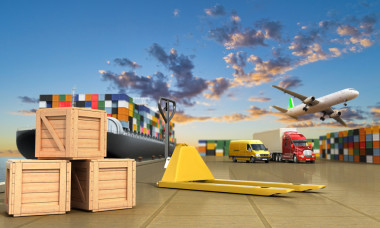 船舶在碼頭和貨運碼頭的手推車和在箱子上