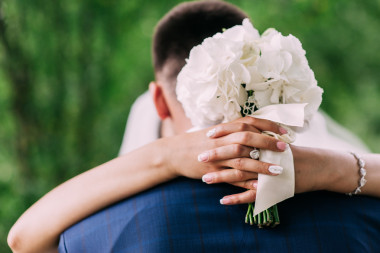 新娘和新郎在一个浪漫的时刻