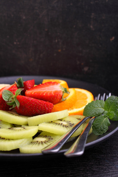 草莓、 猕猴桃、 橘子、 香蕉切成薄片