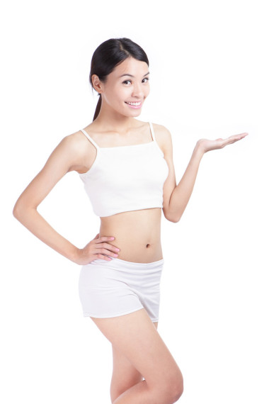 苗條的女人的身體和她介紹的東西