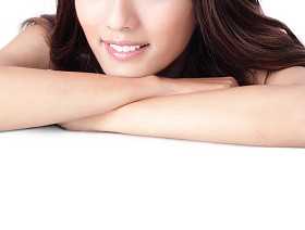 关闭上的那个女孩的微笑的嘴