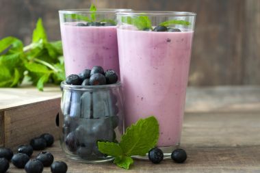 新鮮的藍(lán)莓果昔仿古木照片