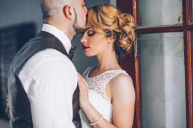 美丽的年轻夫妇图片