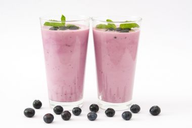 新鲜的蓝莓果昔孤立。白色背景