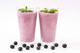 新鲜的蓝莓果昔孤立。白色背景