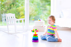 小女孩在玩一个金字塔