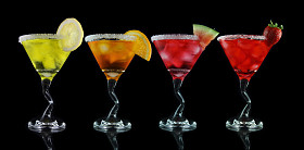 黄色、 橙色、 粉红色和红色马提尼酒饮料