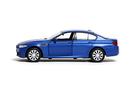 玩具车上白色孤立图片