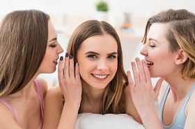 性格开朗的女孩闲聊