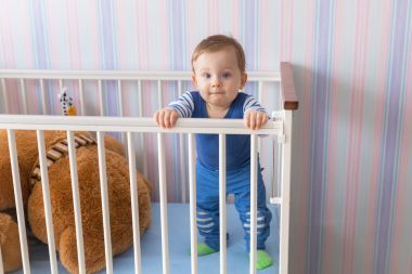 小男孩站在第一次图片