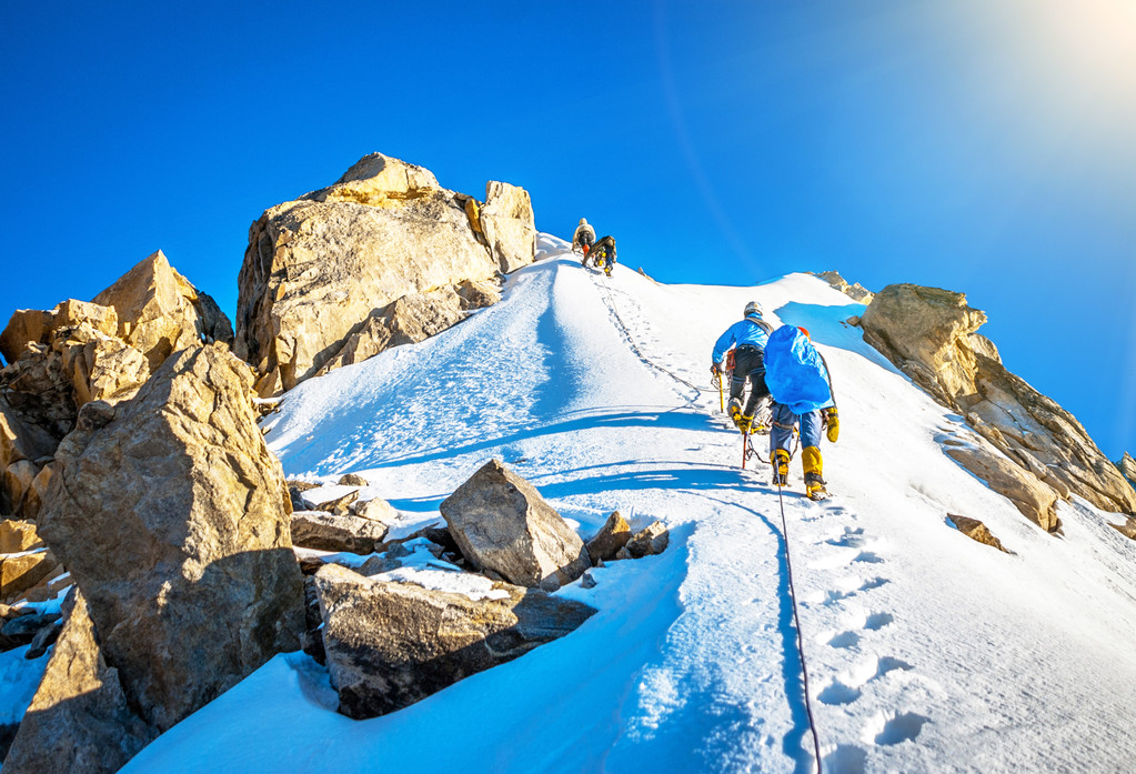 登山者到达山顶照片 登山者到达山顶照片