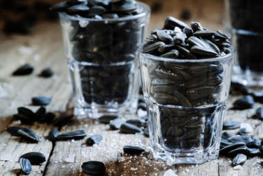 鹽漬的向日葵種子，在眼鏡照片