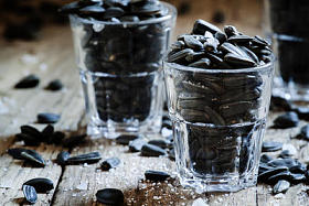 盐渍的向日葵种子，在眼镜照片