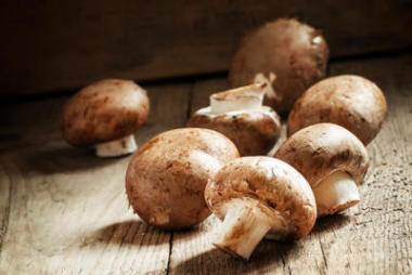 收獲的老木桌上的蘑菇