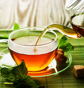 倒入草药茶
