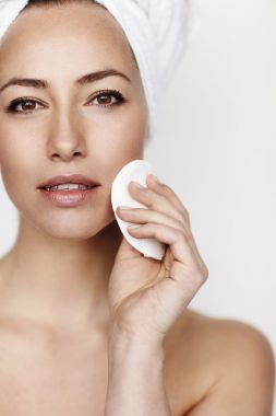 清潔墊的年輕女子圖片