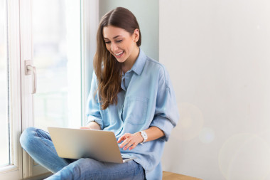 筆記本電腦的年輕女人