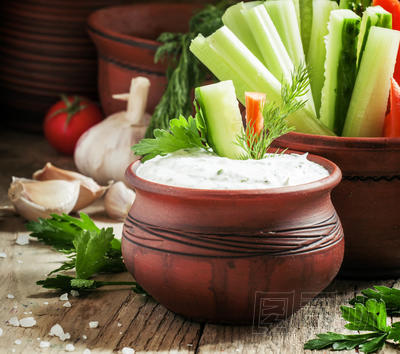 健康零食 ︰ 芹菜、 黃瓜、 胡蘿卜