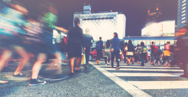 模糊的人在夜里行走在城