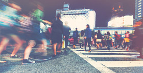 模糊的人在夜里行走在城