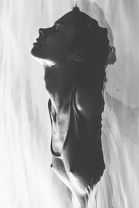 浸在水中的女人