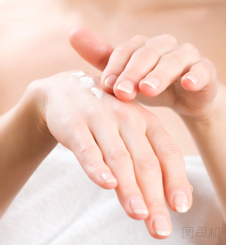 女浴后將保濕產(chǎn)品應用到她的手