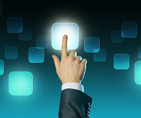 男人的手按下按钮。选择的概念。触摸屏