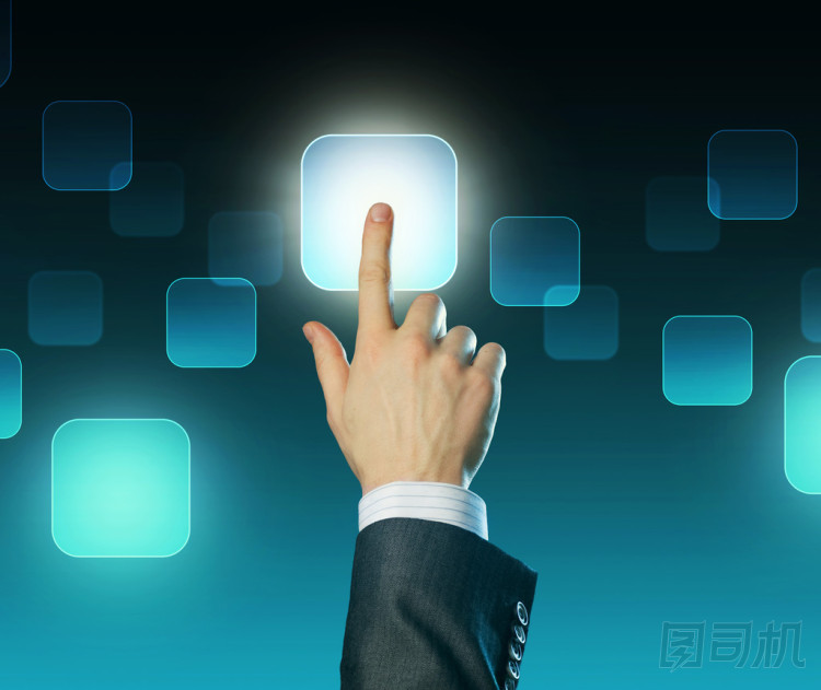 男人的手按下按鈕。選擇的概念。觸摸屏