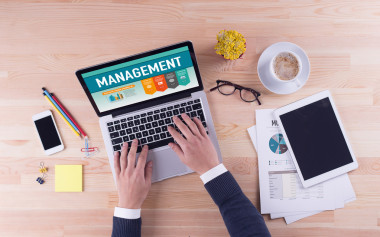 商人在桌子上工作