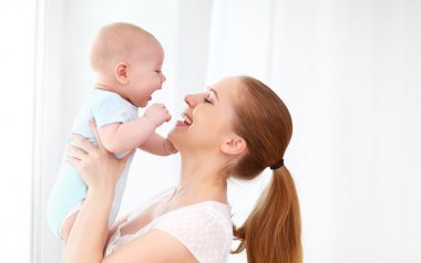 快樂家庭的媽媽和寶寶一起玩圖片