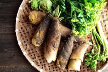 在竹簍上竹筍和日本食用野生植物