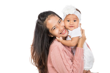 女人抱著嬰兒的女孩