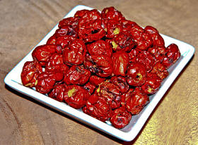 在白盘子里的干的红枣图片