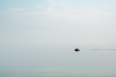 船在雾中航行在贝加尔湖