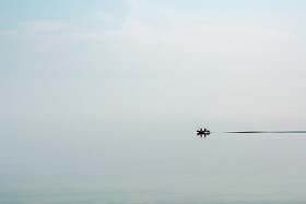 船在雾中航行在贝加尔湖