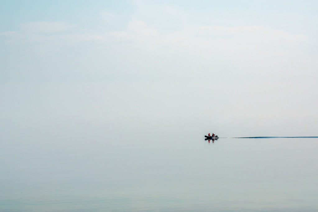 船在雾中航行在贝加尔湖