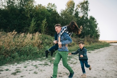 年轻的家庭构成附近的湖